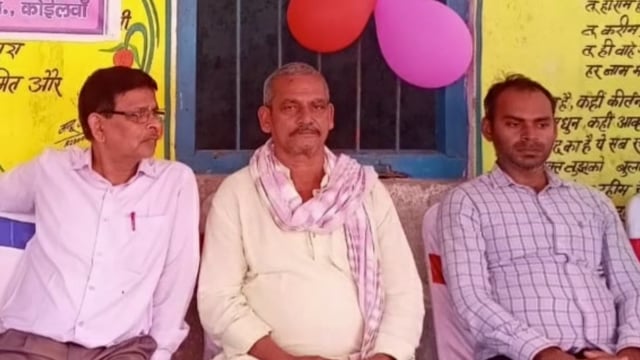 कोइलवां स्थित मध्य विद्यालय में शिक्षकों के सम्मान में विदाई समारोह का आयोजन