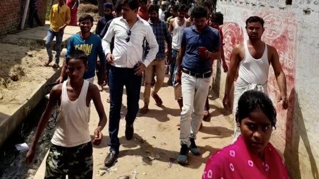 बिजलीं बिल बकाए को लेकर खुटहन गांव में 15 उपभोक्ताओं को कनेक्शन कटा,बिजलीं चोरी के आरोप में एक पर प्राथमिकी