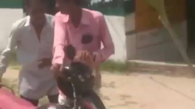 जालौन:-दबंग ने स्कूल में घुसकर प्रधानाध्यापक को धुना, वीडियो वायरल