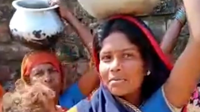 बिल्लोग्राम के वार्ड संख्या 1 में लोगों को नहीं मिल रहा है नल जल योजना का लाभ 1 किलोमीटर से पानी लाकर बचा रहे हैं जीवन ।