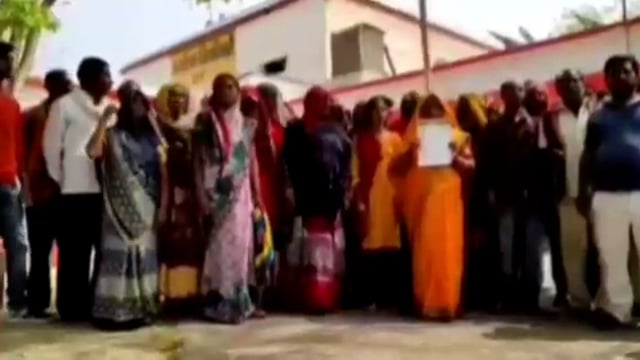 जालौन:-शराबियों के विरुद्ध महिलाओं ने खोला मोर्चा डीएम को दिया ज्ञापन