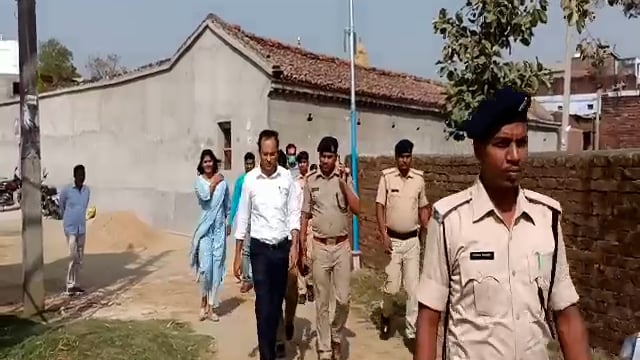 हिलसा के नदहा गांव पहुचे नालन्दा डीएम शशांक शुभंकर,तेजाब कांड का लिया जायजा