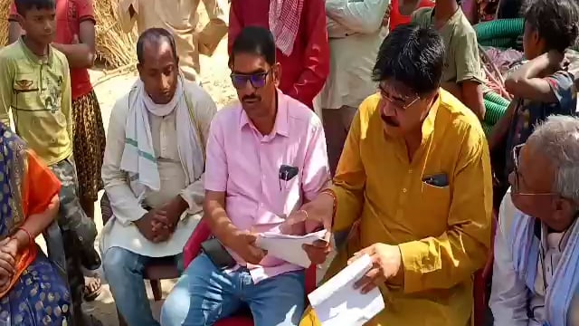 नदहा गांव विरेश हत्याकांड का जायजा लेने पहुचे कांग्रेस जिलाध्यक्ष दिलीप कुमार और राजगीर पूर्व विधायक रवि ज्योति