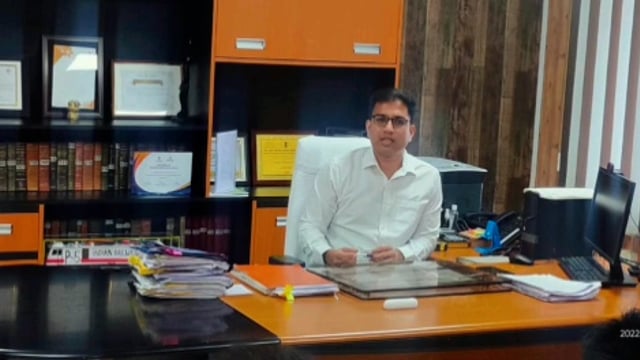 जिलाधिकारी के जनता दरबार में पहुंचे फरियादी, सुनाई अपनी समस्याएं