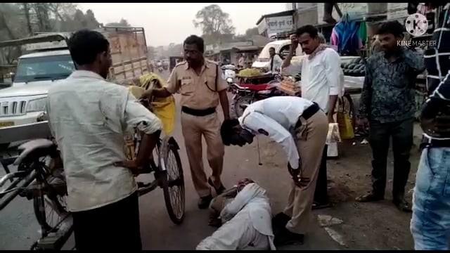 अकोट शहर ट्राफिक पोलिस का अनोखा कार्य की एक बुजुर्ग की मदद