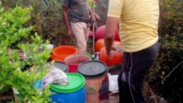 अवैध शराब को लेकर की गई छापेमारी में 50 टीना छुआ को किया गया नष्ट।