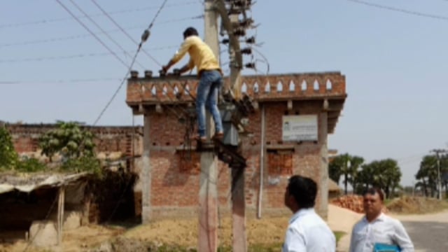 कुरमुरी गांव में बिजली बिल नहीं जमा करने वाले 14 लोगों का कटा कनेक्शन।