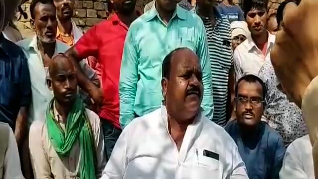 अखिल भारतवर्षीय चंद्रवंशी क्षत्रिय महासभा के राष्ट्रीय अध्यक्ष अशोक आजाद पहुचे नदहा , पीड़ित परिवार से की मुलाकात