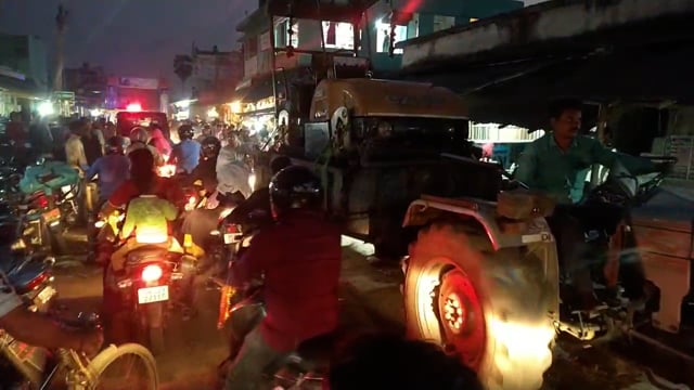 हसनगंज मुख्य बाजार में सड़क चौड़ीकरण नहीं होने से आवागमन में राहगीरों को परेशानियों का सामना करना पड़ रहा है