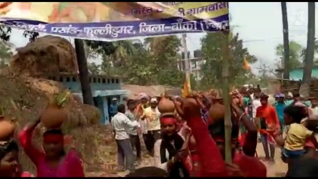 फुल्लीडुमर प्र०के खजूरी गांव में अखंड हरिनाम संकीर्तन को लेकर निकाली गई कलश शोभायात्रा कई देवी-देवताओं की प्रतिमा स्थपित