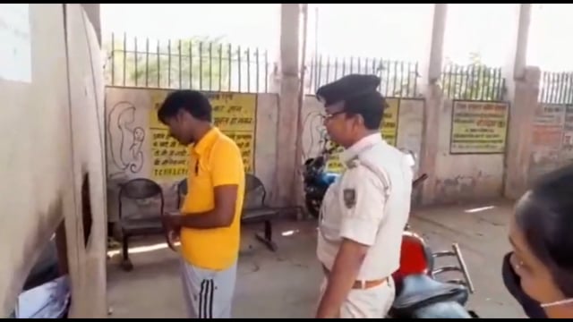 अपनी पत्नी रहने के साथ दूसरी महिला के साथ रह रहे एक युवक को महिला थाने की पुलिस ने गिरफ्तार कर जेल भेज दिया।