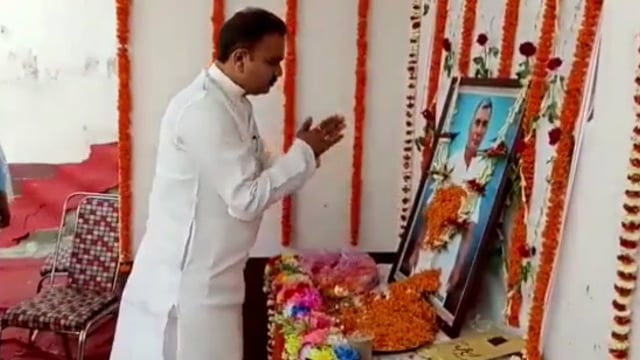 रफीगंज में पूर्व सरपंच के प्रतिमा का अनावरण पूर्व विधायक ने किया। 