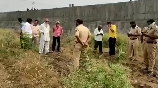 फताटेवाड़ी में पुल के नीचे एक अज्ञात इस्मा का शव मिला।
दक्षिण सोलापुर तालुका के फताटेवाड़ी में पुल के नीचे एक अज्ञात इस