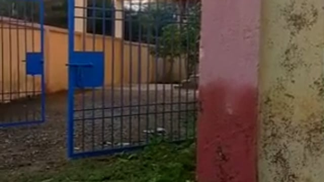 कृषि कार्यालय के आगे सैकड़ौ लीटर बर्बाद हो रहा नल जल योजना का पानी।