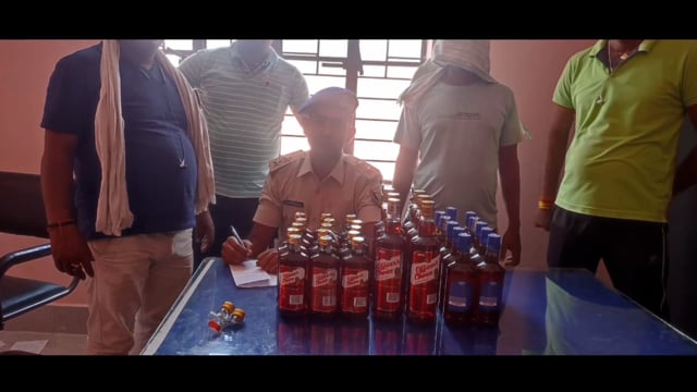 लखीसराय जिले के क्यूल  रेलवे स्टेशन से एक युवक को उत्पाद पुलिस ने 34 बोतल विदेशी शराब के साथ किया गिरफ्तार