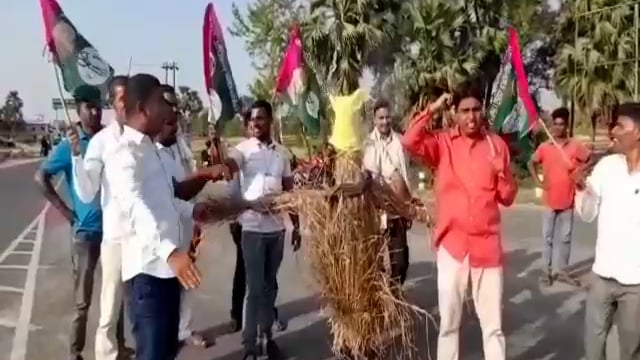 पेट्रोल डीजल रसोई गैंस के दामों में वृद्धि के खिलाफ जाप कार्यकर्ताओ ने पेट्रोलियम मंत्री का फूंका पुतला