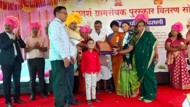 पालम पंचायत समिती मधील ग्रामसेवक गजानन शेवटे यांना परभणी येथील जिल्हा परिषद चा आदर्श ग्रामसेवक पुरस्कार देण्यात आला आहे