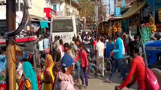 शहर के सिनेमा मोड़ के समीप बाहनो की लगी भीषण जाम,यातायात व्यवस्था चरमराई