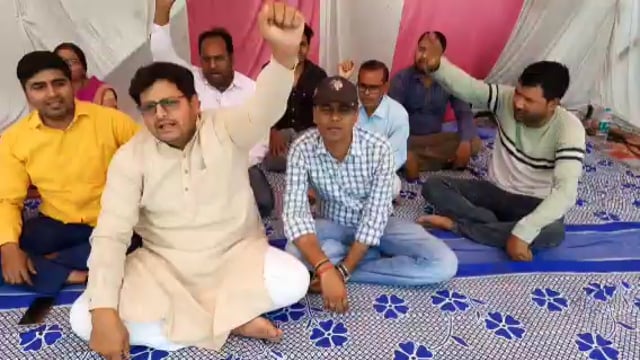 केंद्र सरकार की कर्मचारी विरोधी नीतियों को लेकर औरंगाबाद के डाक कर्मियों ने किया दो दिवसीय हड़ताल