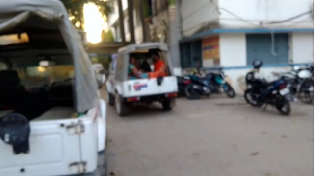 रहुई थाना क्षेत्र इलाके के स्थानीय रहुई बाजार के बगल की एक गली में नाली का पानी बहने से राहगीर को हो रही परेशानी।