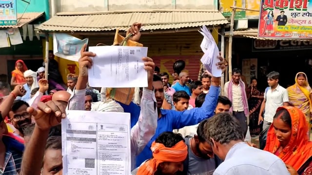 किसान को मूंग की बीज नही मिलने पर सोमवार को सिमरीबख्तियारपुर बीज दूकान पर किसान ने किया हंगामा, 