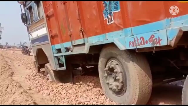 राजगीर : मिट्टी में धंसा गिट्टी से भरा ट्रक , बाल बाल बची चालक व खलासी की जान