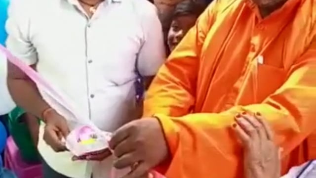 रफीगंज में भाजपा नेता ने किया एक दुकान का उद्घाटन।