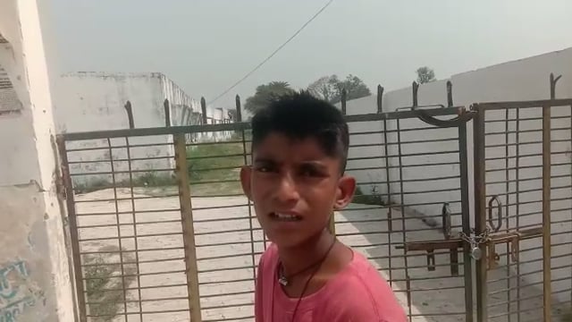 निर्धारित समय से घंटो पहले स्कूल बंद कर शिक्षक हुए रफूचक्कर, बच्चे विद्यालय के गेट पर लगाते मिले ताला।।