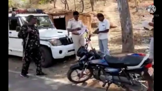 थाना भवन के नजदीक दुर्गा मंदिर के पास फुल्लीडुमर पुलिस ने आने जाने वाले वाहनों की जांच कर ₹2000 का चालान काटा