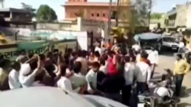 बुलडोजर गरजा ढ़हाया अतिक्रमण,मंदिर को भी किया ध्वस्त