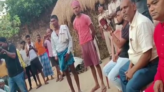 नदहा गांव पहुचे समाजसेवी प्रणव कुमार ने मृतक विरेश के परिवार को दिया 6 माह का राशन