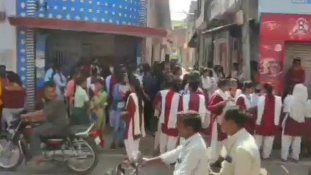 जालौन,इंटरमीडिएट अंग्रेजी विषय का पेपर हुआ लीक माध्यमिक शिक्षा परिषद ने अंग्रेजी की परीक्षा की रद्द