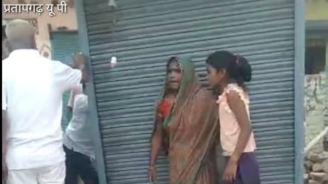 थाना मांधाता बाजार में गुमटी रखने के विवाद में महिला को घसीट घसीट व बाल नोच कर मारा,वीडियो वायरल, पुलिस दे रही दबंगो का