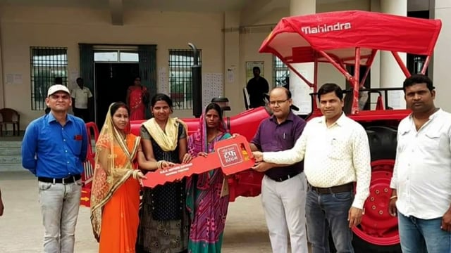 प्रखंड सह अंचल कार्यालय हसनगंज में जीविका महिला संकुल संघ की दीदियों को कृषि कार्य के लिए दिया गया ट्रैक्टर