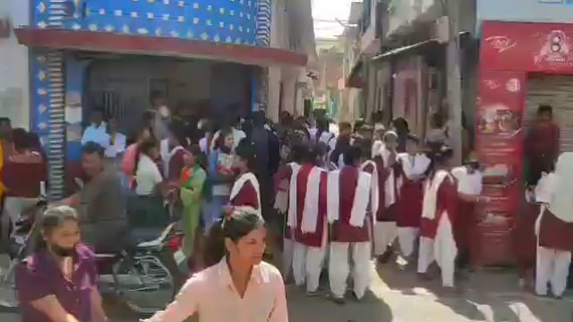 जालौन में इंटरमीडिएट की अंग्रेजी की परीक्षा निरस्त होने पर अभिभावकों ने जाहिर की नाराजगी