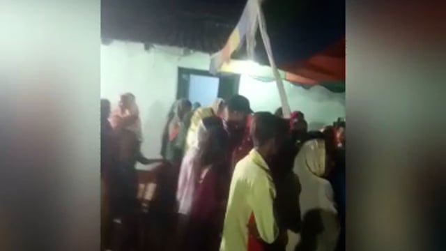 खुद को कुंआरा बता शादी करने गांडेय प्रखंड के मंडरडीह पहुंचे दुल्हे की हक़ीक़त मंडप में खुली,एक बच्ची का पिता था दुल्हा