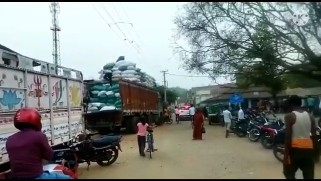 फुल्लीडुमर की सड़कों पर ओवरलोडेड वाहनों का परिचालन खतरे से खाली नहीं, प्रशासन निष्क्रिय