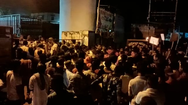 पड़रिया गांव में विवाहित महिला के हत्या के मामले में न्याय को लेकर ग्रामीणों ने निकाली कैंडल मार्च 