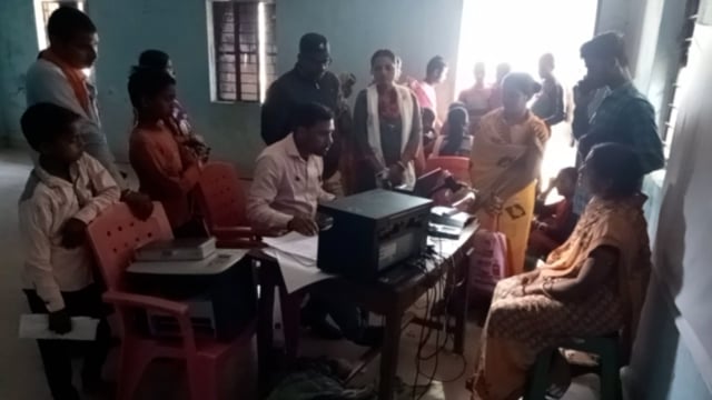 थरथरी अंचल कार्यालय के समीप प्रतिदिन 35 से 45 लोगो को आधार कार्ड में सुधार का सिलसिला जारी

