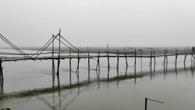 सिमरीबख्तियारपुर प्रखंड़ के मुख्य कोसी नदी में चचरी पूल के सहारे लोगो की आवागमन की बनी है मजबूरी