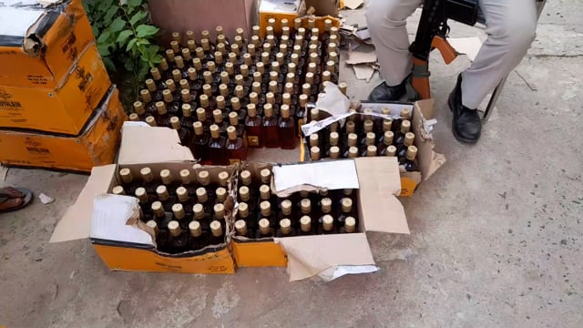 भारी मात्रा में अंग्रेजी शराब बरामद