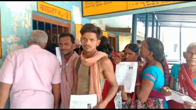हरनौत प्रखंड कार्यालय में राशन कार्ड बनवाने को लेकर उमड़ रही है लोगों की भीड़