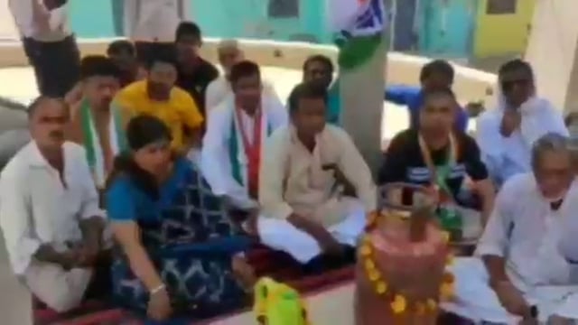 महंगाई को लेकर कांग्रेसियों ने किया प्रदर्शन पेट्रोल सहित गैस के दाम कम करने की मांग