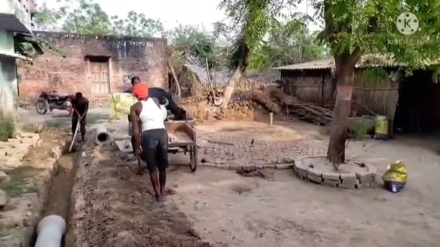 गोंडा न्यूज़ ग्राम पंचायत चंदीपुर में जल निकासी की व्यवस्था हेतु शुरू हुआ नाली का निर्माण