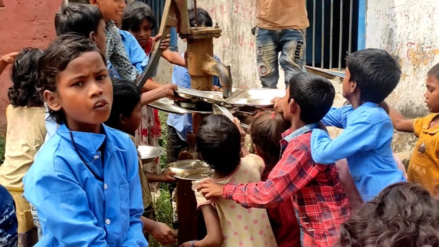 सिमरीबख्तियारपुर नगर परिषद के मध्य विदयालय रंगिनिया में भीषण गर्मी में पानी के लिए बच्चों के बीच जदोजहद