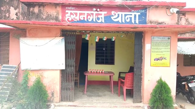 हसनगंज पुलिस ने गुप्त सूचना के आधार पर छापामारी के दौरान नयाटोला गांव से 2 लीटर 160 ml  विदेशी शराब किया जप्त