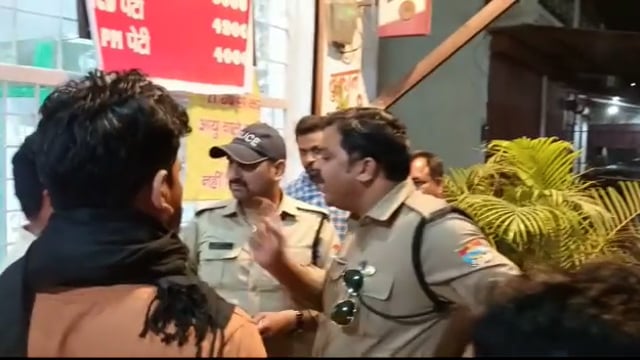 तहसील के पास शराब के ठेकों पर ग्राहकों को बेची जा रही है शराब अधिक दामों में