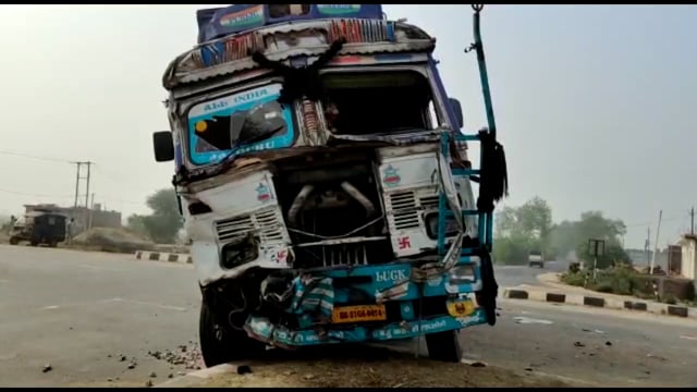 बिंद थाना क्षेत्र के फोरलेन मोड़ पर दो ट्रकों के बीच हुई आमने सामने टक्कर में कोई हताहत नहीं