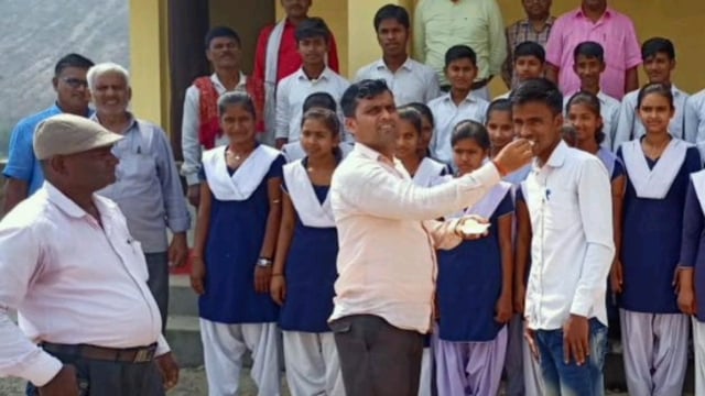 चानन  : लाखोचक हाईस्कूल के छात्र सचिन कुमार मैट्रिक परीक्षा मे टॉप टेन स्थान प्राप्त करने पर शिक्षकों ने खिलाई मिठाई ।