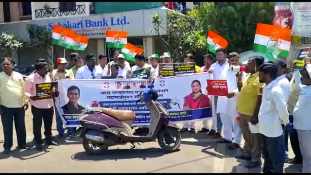 महागाईच्या विरोधात सोलापूर शहर काँग्रेसच्या वतीने पेट्रोल, डिझेल, गॅस सिलिंडर, महागाईमुक्त भारत आंदोलन..